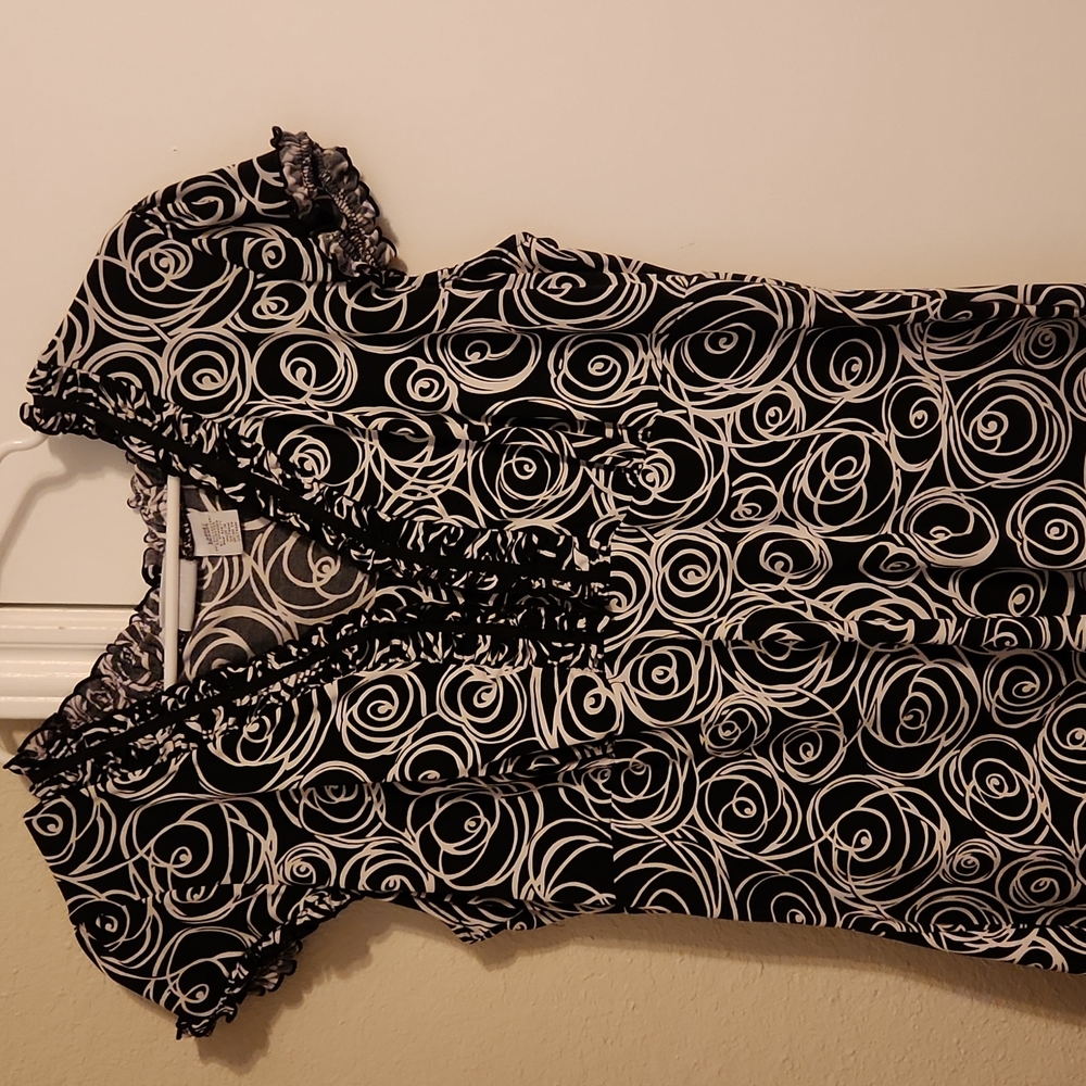 Worthington stretchy black and white top